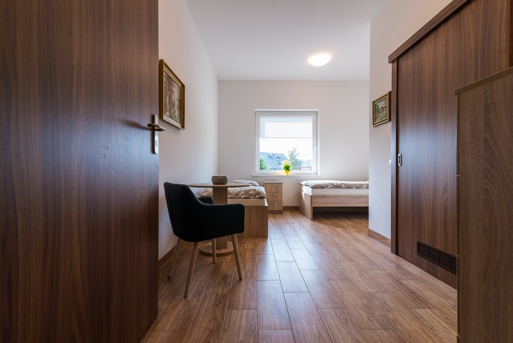 Mieszkańcy Domu Pogodnej Starości „Słoneczne Wzgórze" w Bolszewie mają do dyspozycji jasne i wygodne pokoje z łazienkami