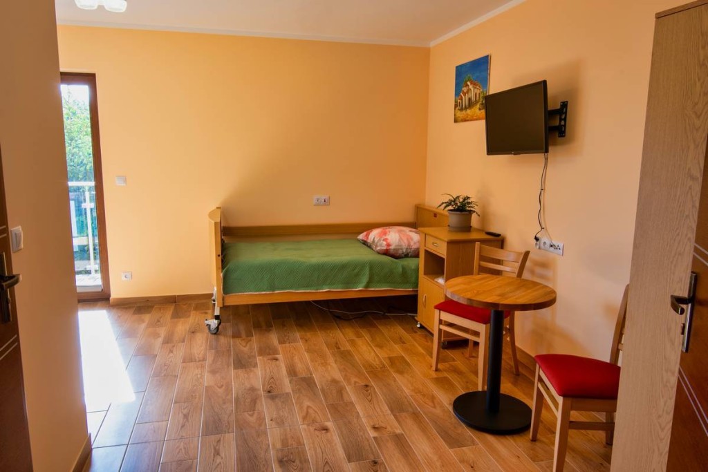 Pokoje i łazienki w Domu Seniora „Solisowo" w Sarbinowie wyposażone są w niezbędne udogodnienia