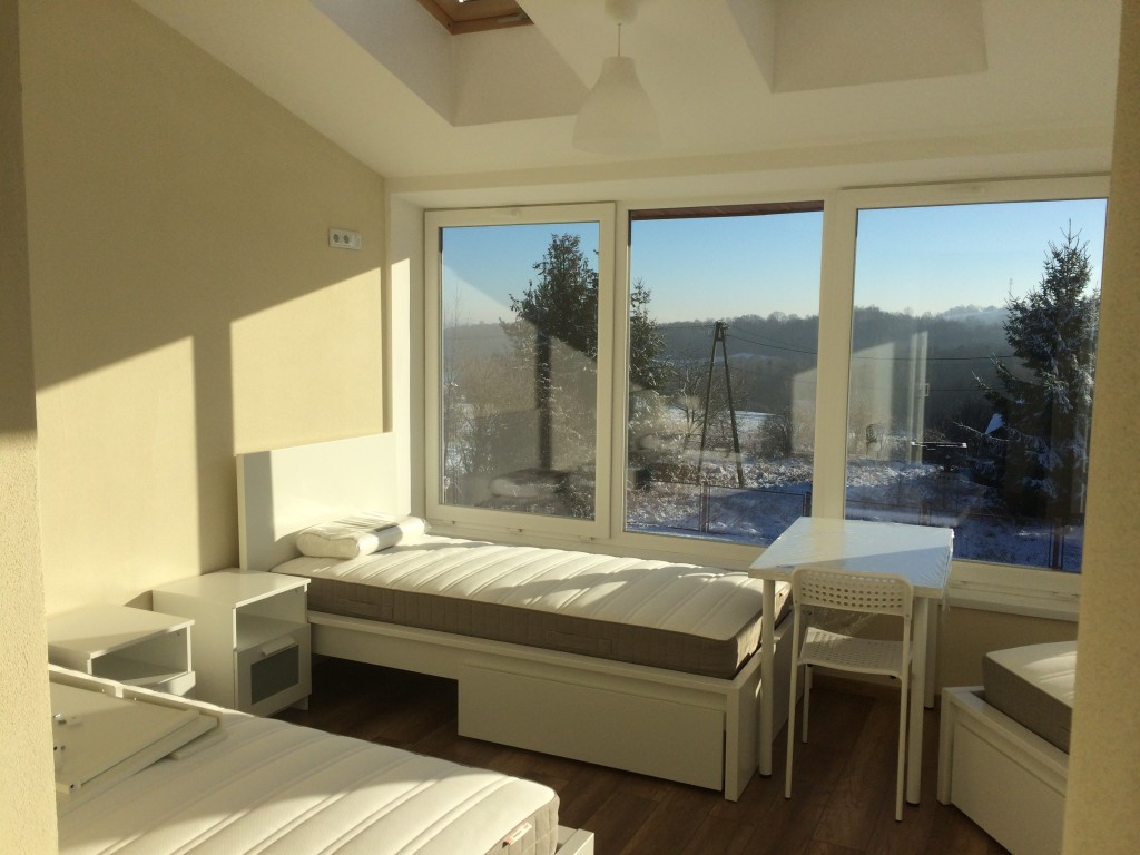 Mieszkańcy Centrum Opieki i Rehabilitacji „Dom pod Sosnami" w Paszkówce mają do dyspozycji jasne, komfortowo urządzone pokoje 1-, 2- i 3-osobowe