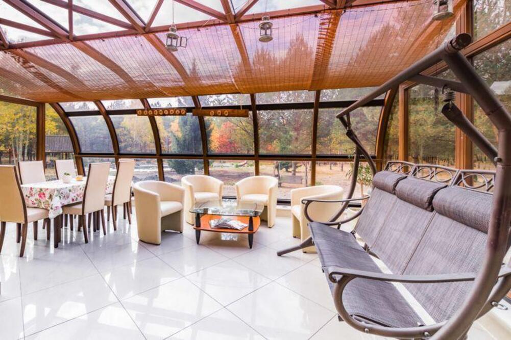 Willa Seniora Strumiany w Strumianach oddaje do dyspozycji gości przestrzenie wspólne - na zdjęciu przeszklona jadalnia