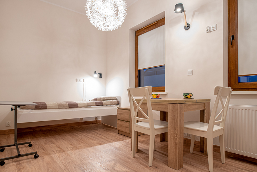 Podopieczni Domu Seniora „Life" w Gdyni mieszkają w komfortowych pokojach 