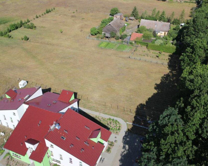 Dom Seniora „Wiejskie Klimaty” w Rzędzinach otaczają pola, lasy i łąki - to stwarza doskonałe warunki do wypoczynku