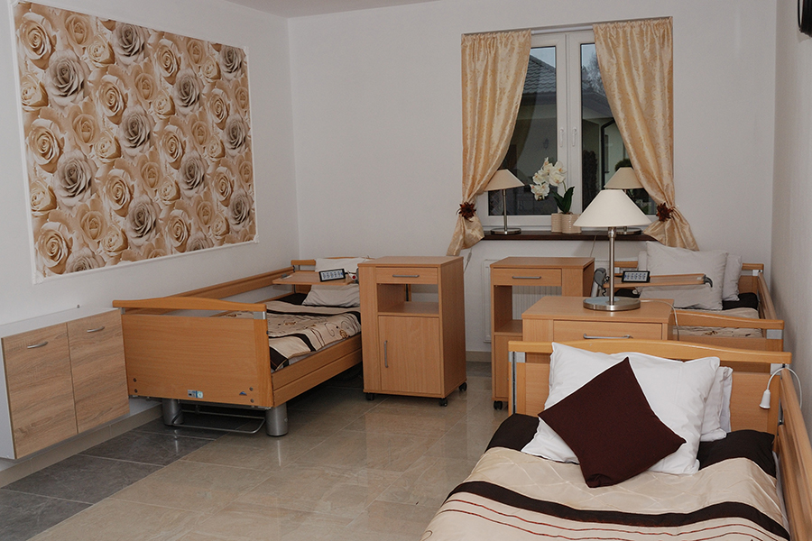 Pokoje w Domu Seniora w Kaleniu są jasne, przestronne i wyposażone w niezbędne udogodnienia