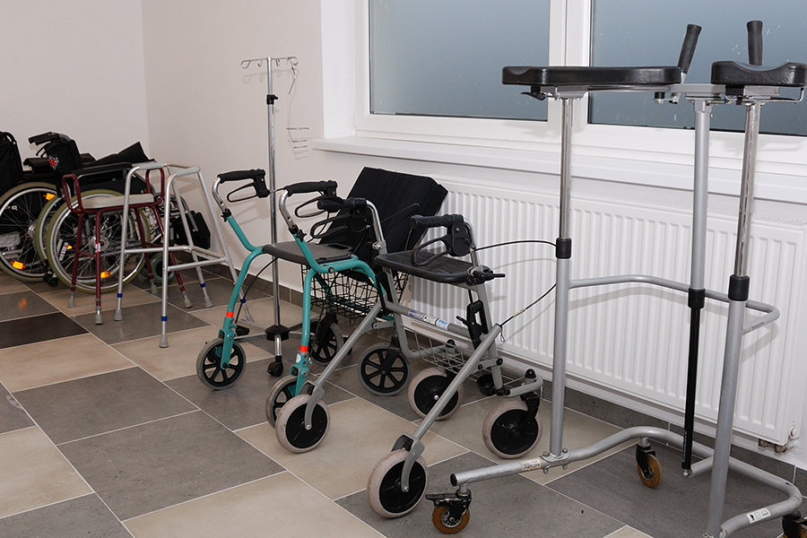 Dom seniora w Kaleniu dysponuje specjalistycznym sprzętem, w tym wózkami i chodzikami dla osób z ograniczoną sprawnością ruchową