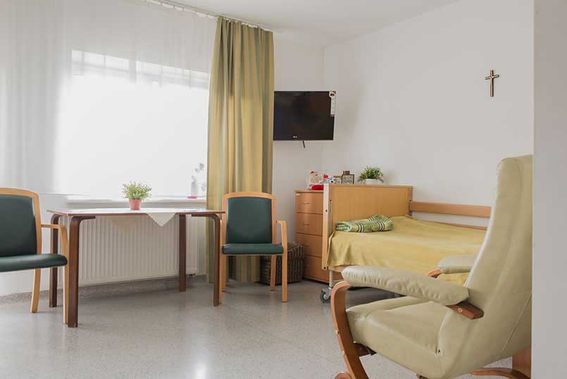 Pokoje w Centrum Seniora w Drogini są pozbawione barier architektonicznych i wyposażone w instalację przywoławczą