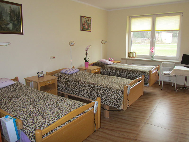 Pokoje w Domu Seniora „Leśna Polana" w Bukownie koło Olkusza pozbawione są barier architektonicznych i wyposażone w system przyzywania