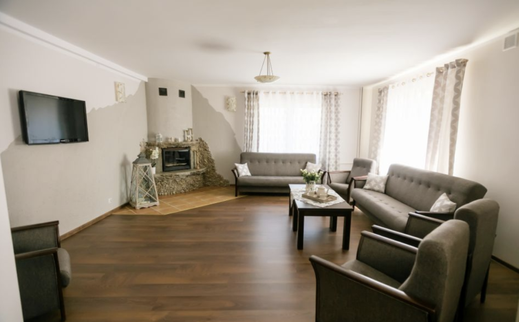 W Domu Seniora „Olive Garden” w Gubinie znajduje się przytulny salon z kominkiem