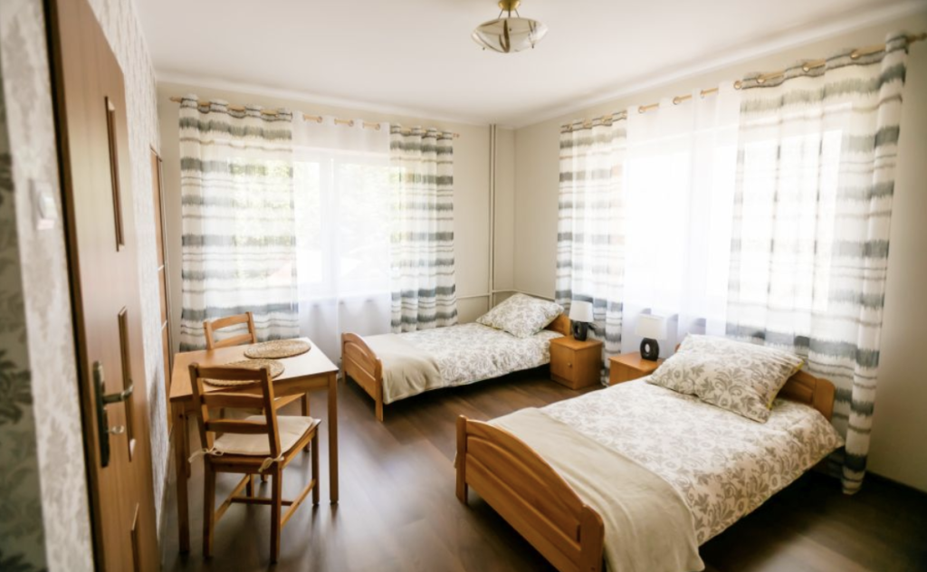 Podopieczni Domu Seniora „Olive Garden” w Gubinie mieszkają w jasnych i przytulnych pokojach