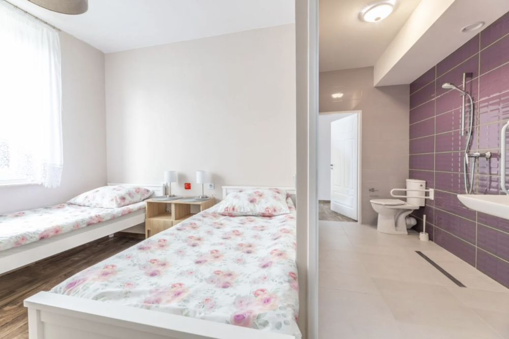 Pokoje w Domu Seniora „Seniorówka" w Starej Wsi są wyposażone we wszystkie niezbędne udogodnienia