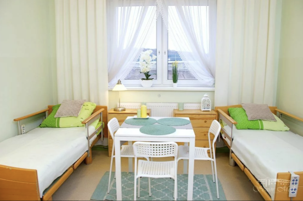 Pokoje w Centrum Opieki Seniora „Senior Med" w Wiązownej są wygodnie urządzone, czyste i pozbawione barier architektonicznych