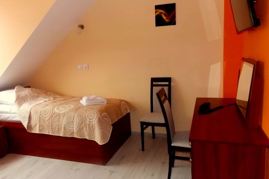 Pokoje w Domu Seniora „Paraiso” w Brennej wyposażone są w niezbędne meble i sprzęty