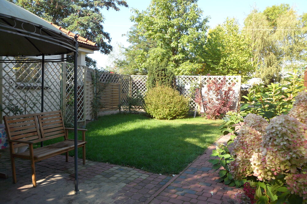 Ogród przed Domem Seniora „Sekwoja” w Woli Mrokowskiej