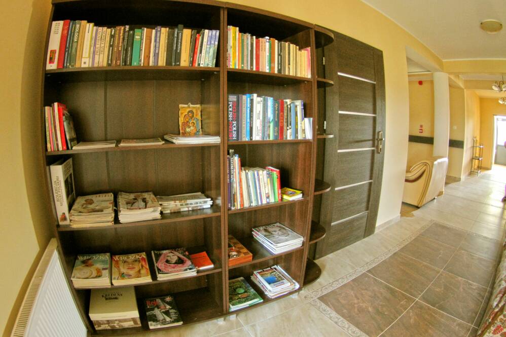 W Domu Seniora „Pensjonat Aleksandria” w Aleksandrowie znajduje się biblioteczka z książkami i aktualną prasą