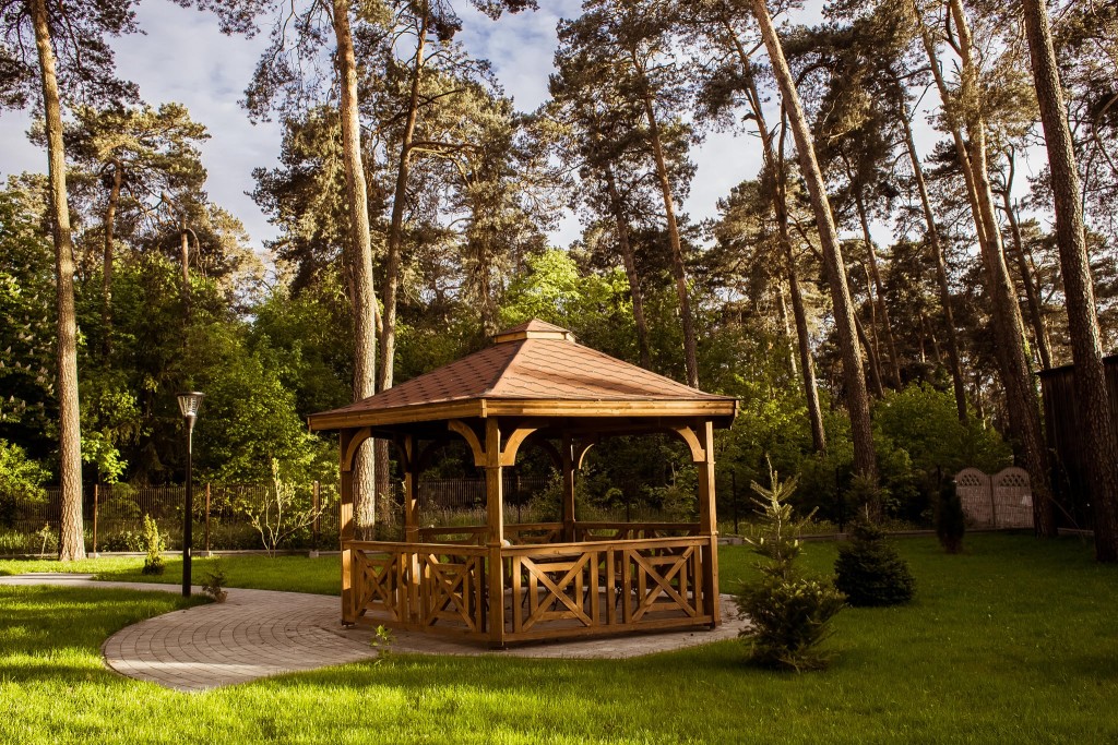 Ogród przed Domem Seniora „Kolumna” w Łasku