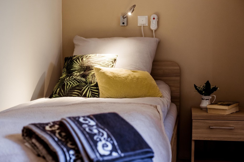 Pokoje w Domu Seniora „Kolumna” w Łasku są komfortowe i nowocześnie urządzone