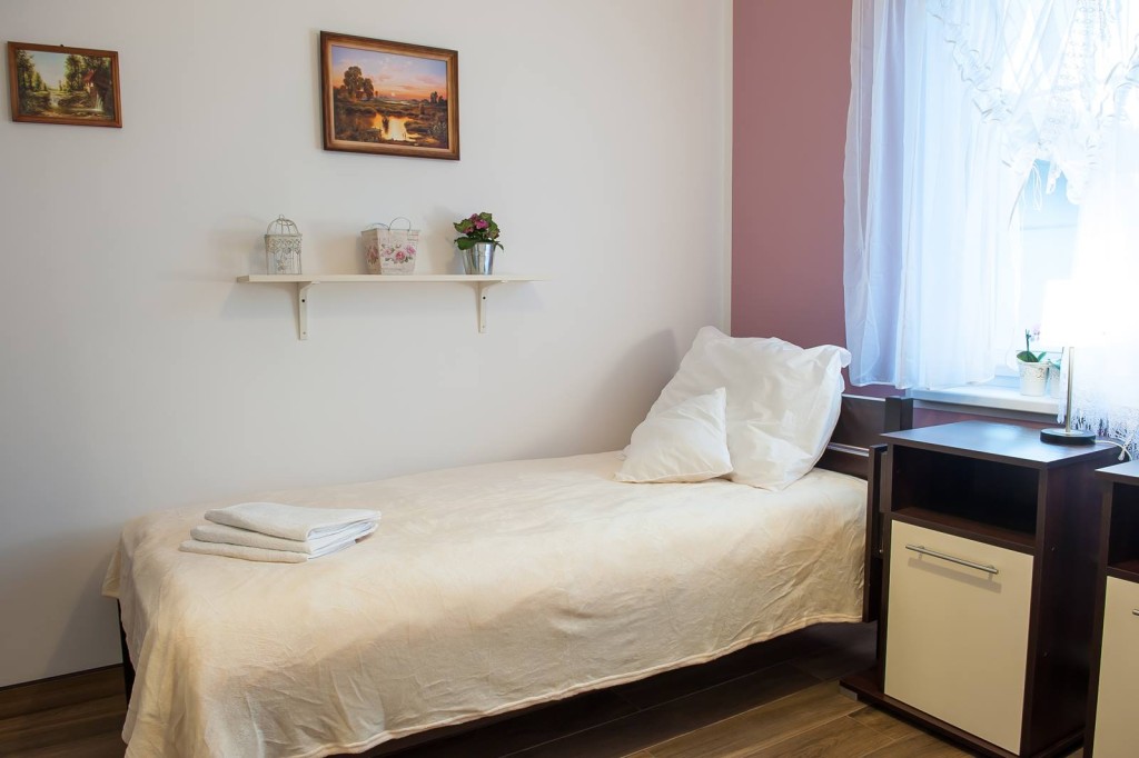 Jeden z pokoi w Lawendowym Domu Seniora w Starej Wsi
