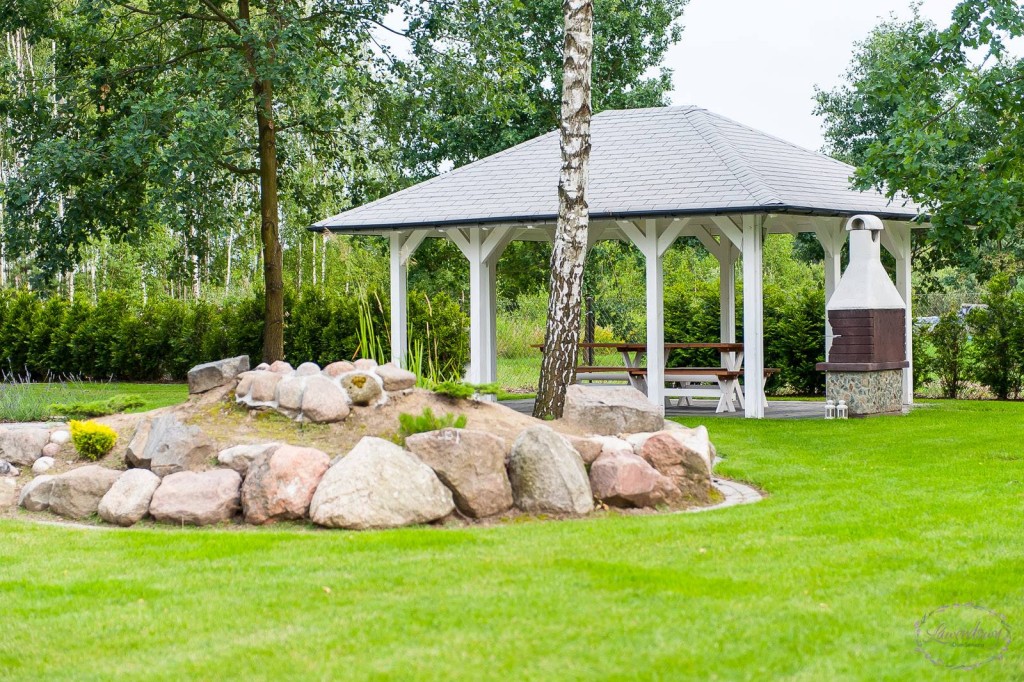 W ogrodzie przed Lawendowym Domem Seniora w Starej Wsi  znajduje się miejsce do grillowania z drewnianą altaną