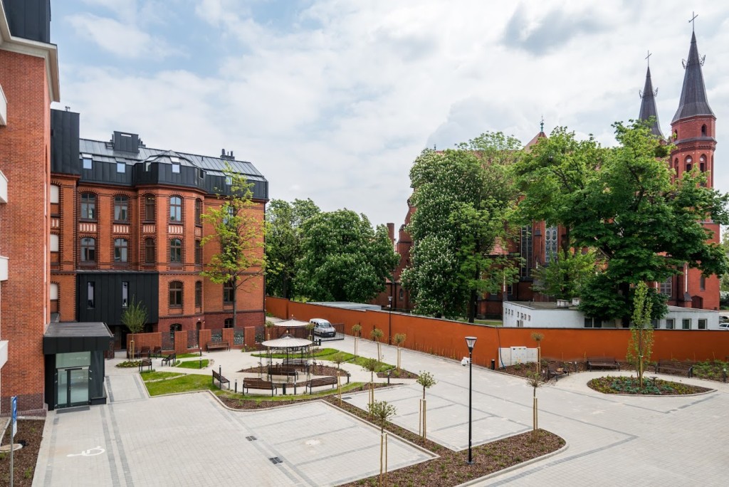 Widok na Dom Opieki „Rezydencja na Dyrekcyjnej" we Wrocławiu i pobliski kościół