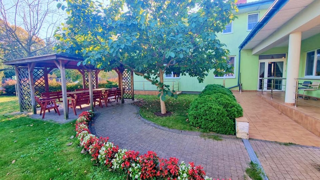 Przed Domem Seniora „Dar Serca” w Łomnej znajduje się altanka, w której w ciepłe dni można spędzać czas na rozmowach lub czytaniu ulubionej książki