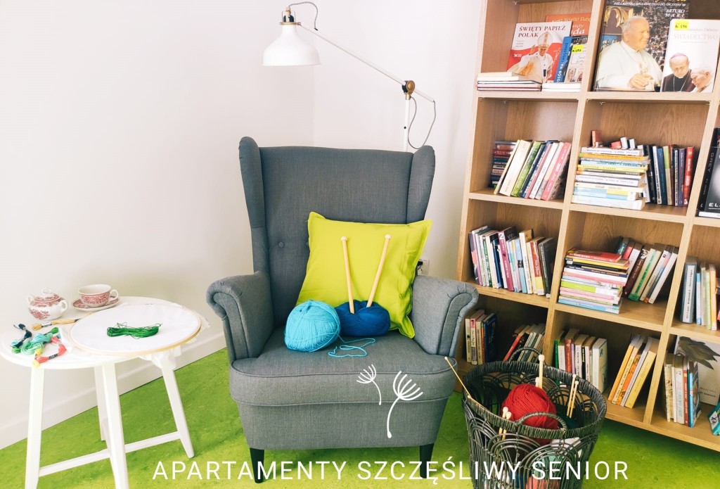 Apartamenty „Szczęśliwy Senior” w Kaliszu to miejsce przyjazne osobom w podeszłym wieku - na zdjęciu kącik biblioteczny