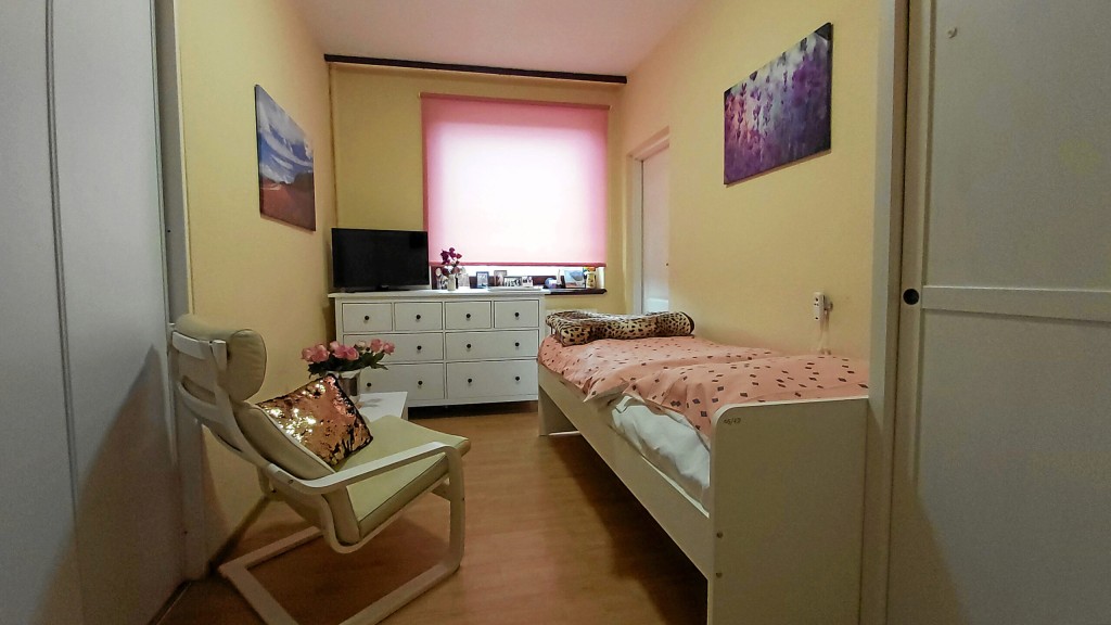 Jeden z pokoi 1-osobowych w Domu Pomocy Społecznej „Happy Port” w Poniatowie