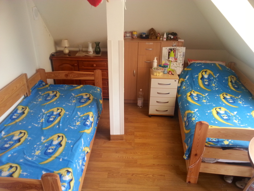 Pokoje w Domu Seniora „Sekwoja” w Woli Mrokowskiej są jasne, czyste i wyposażone w niezbędne udogodnienia