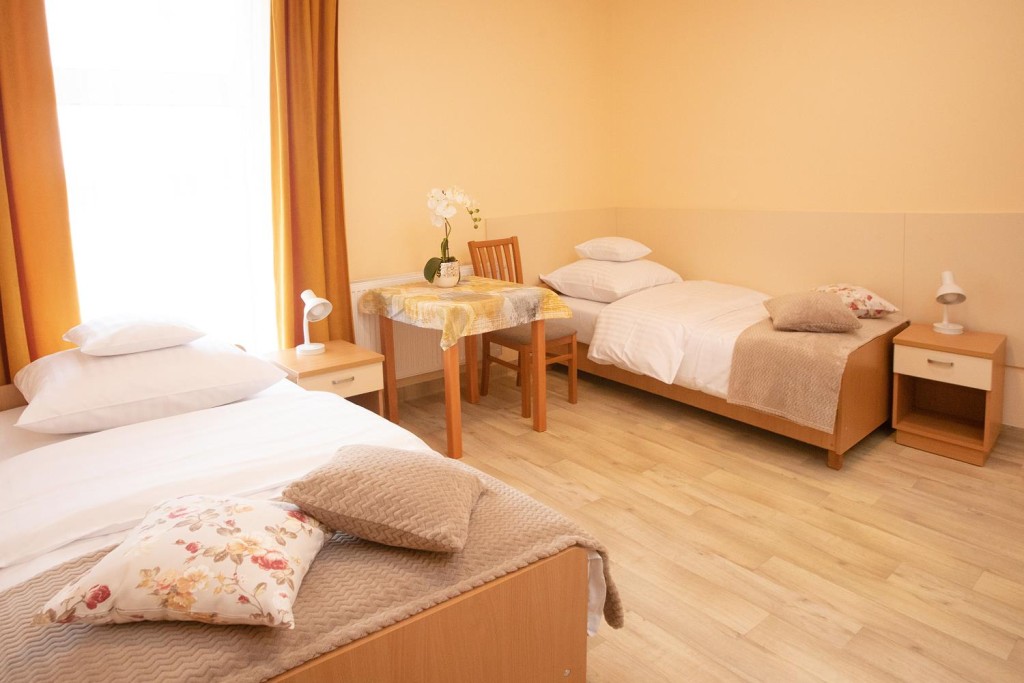 Jeden z pokoi 2-osobowych w Domu Seniora „Pogodna Dolina” w Siedliskach