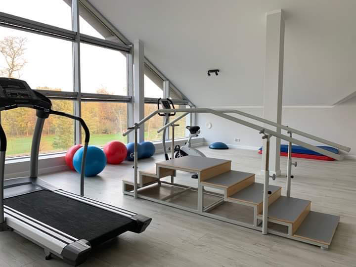 Dom Opieki „Villa Trojany" w Żmijewie-Trojanach dysponuje salą do rehabilitacji z pięknym widokiem na las