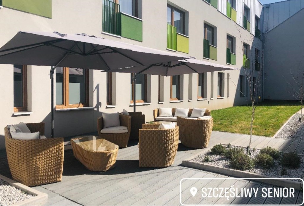 Słoneczne patio przed Domem Opieki ,,Apartamenty Szczęśliwy Senior" w Kaliszu