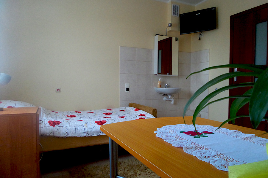 Jeden z pokoi mieszkalnych w Domu Opieki Całodobowej „Zielony Kącik” w Częstochowie