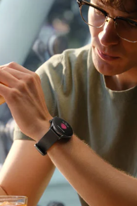 Amazfit GTR3 czarny smartwatch50+ na ręce mężczyzny