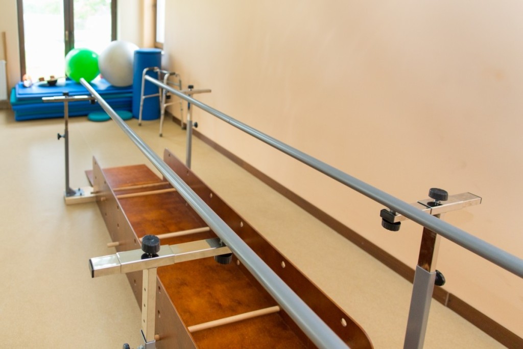 Dom Seniora „Anders” w Studziankach zapewnia podopiecznym rehabilitację - na zdjęciu tor do nauki chodu