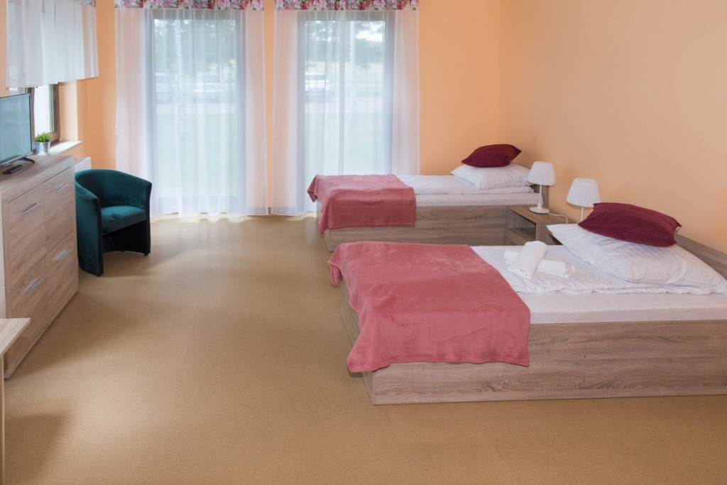 Pokoje w Domu Seniora „Anders” w Studziankach są jasne i przytulne - nie brakuje w nich niezbędnych udogodnień