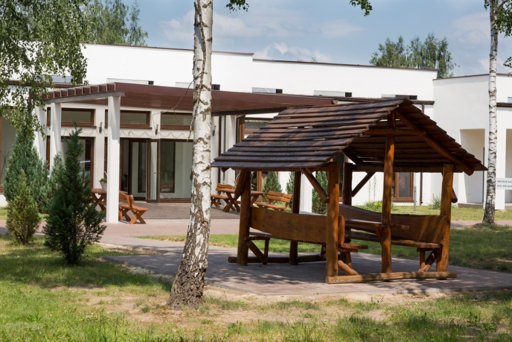 Przed Domem Seniora „Anders” w Studziankach znajduje się ogród z altanką, alejkami spacerowymi i ławeczkami