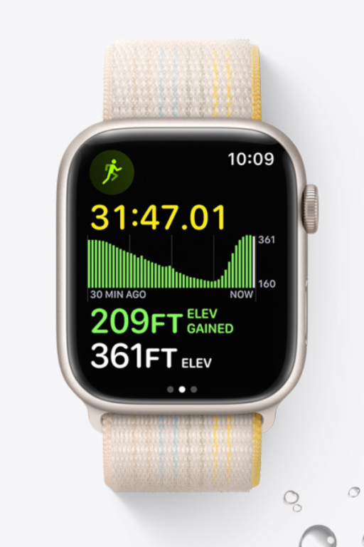 Apple Watch Series 8 w kolorze księżycowej poświaty dla seniora