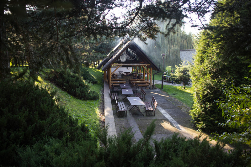 Dom Aktywnego Seniora „Tulipan” w Ustroniu oddaje do dyspozycji seniorów ogród z drewnianą altaną i miejscem do grillowania 