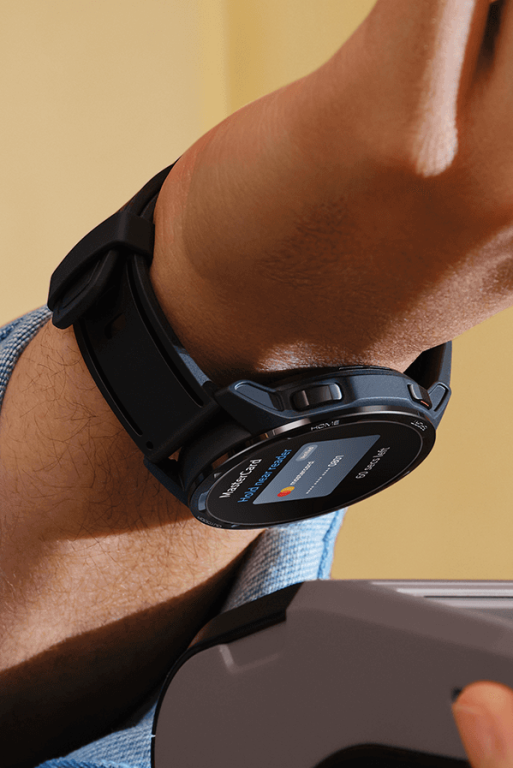 Xiaomi Watch S1 Active smartwatch dla seniora wykonuje płatność zbliżeniową przy terminalu