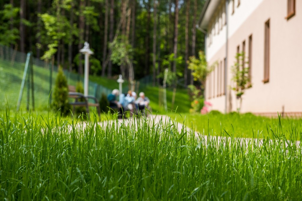 Mieszkańcy Domu Seniora „Bryza” w Koleczkowie mają do dyspozycji ogród z ławeczkami i alejkami spacerowymi