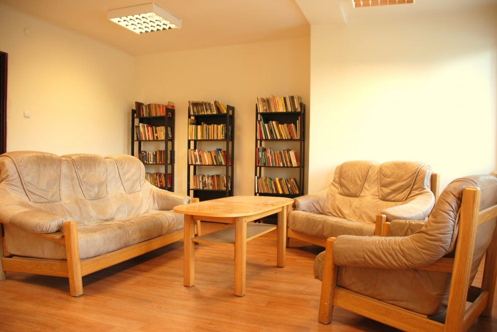 Mieszkańcy Domu Opieki „Husaria” w Jaszczułtach mają do dyspozycji przytulny salon z biblioteczką