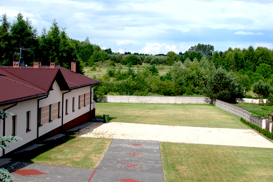 Dom Opieki Całodobowej „Zielony Kącik” w Częstochowie leży na dużym, ogrodzonym terenie w otoczeniu zieleni