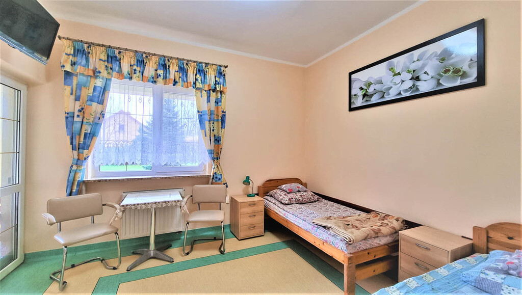 Dom Seniora „Dar Serca” w Łomnej dysponuje komfortowymi pokojami dla seniorów 