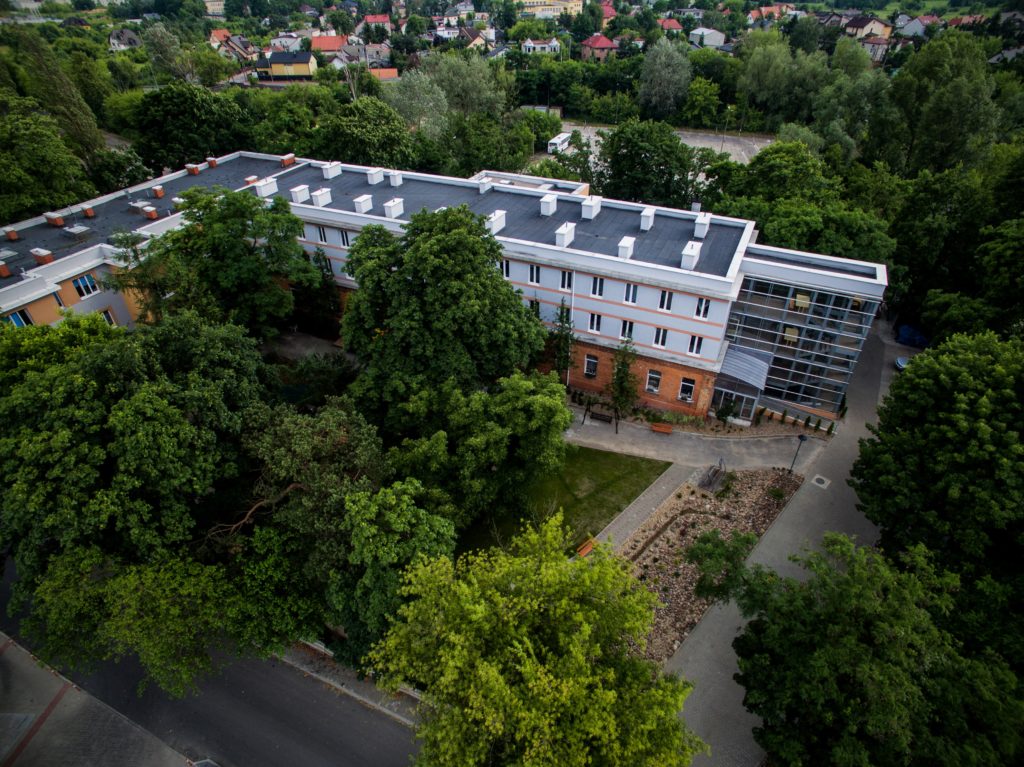 Zakład Opiekuńczo-Leczniczy „Dom Rodzinny” w Nowym Dworze Mazowieckim to nowoczesny kompleks położony na terenie parku
