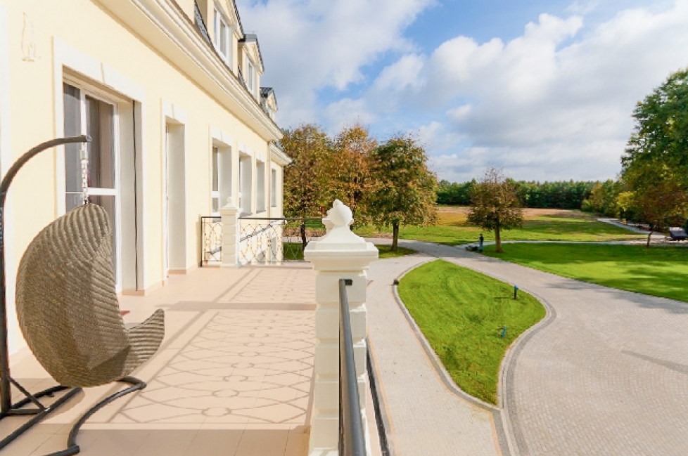 Prywatny Dom Opieki „Tęczowe Wzgórze” w Woli Wodyńskiej i otaczający go park