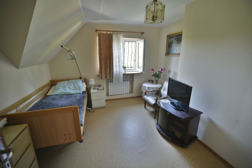 Wszystkie pokoje w Domu Opieki „Przystań" w Józefowie są wygodnie urządzone i pozbawione barier architektonicznych