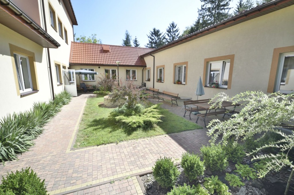 Mieszkańcy Domu Opieki „Przystań" w Józefowie mają do dyspozycji ogród