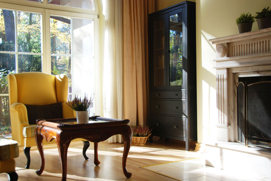 Mieszkańcy Domu Seniora „Piano" w Piasecznie mają do dyspozycji przytulny salon z kominkiem