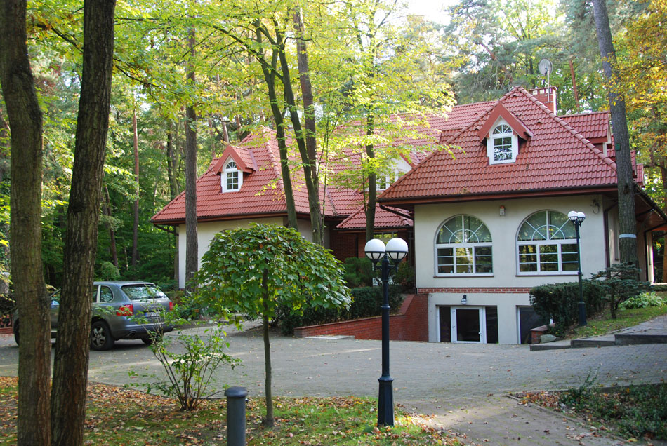 Dom Seniora „Piano" w Piasecznie  znajduje się w malowniczej okolicy - panuje tu cisza i spokój