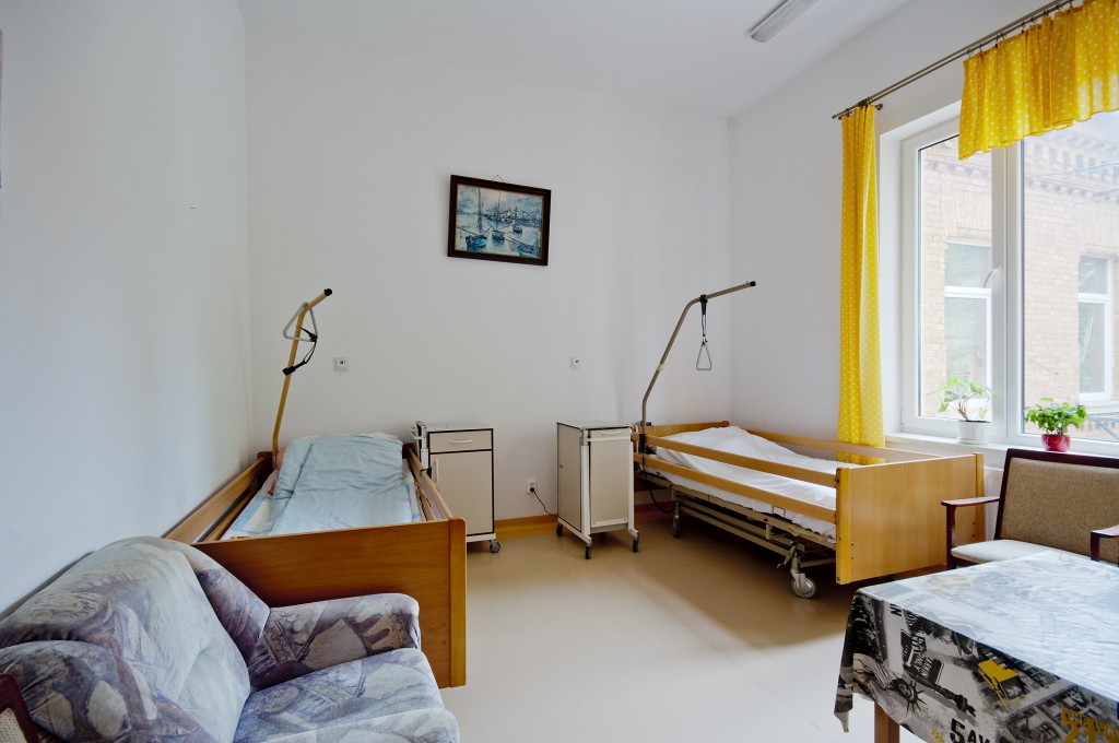 Pokoje w Zakładzie Opiekuńczo-Leczniczym „Dom Rodzinny” w Nowym Dworze Mazowieckim wyposażone są w specjalistyczne łóżka medyczne