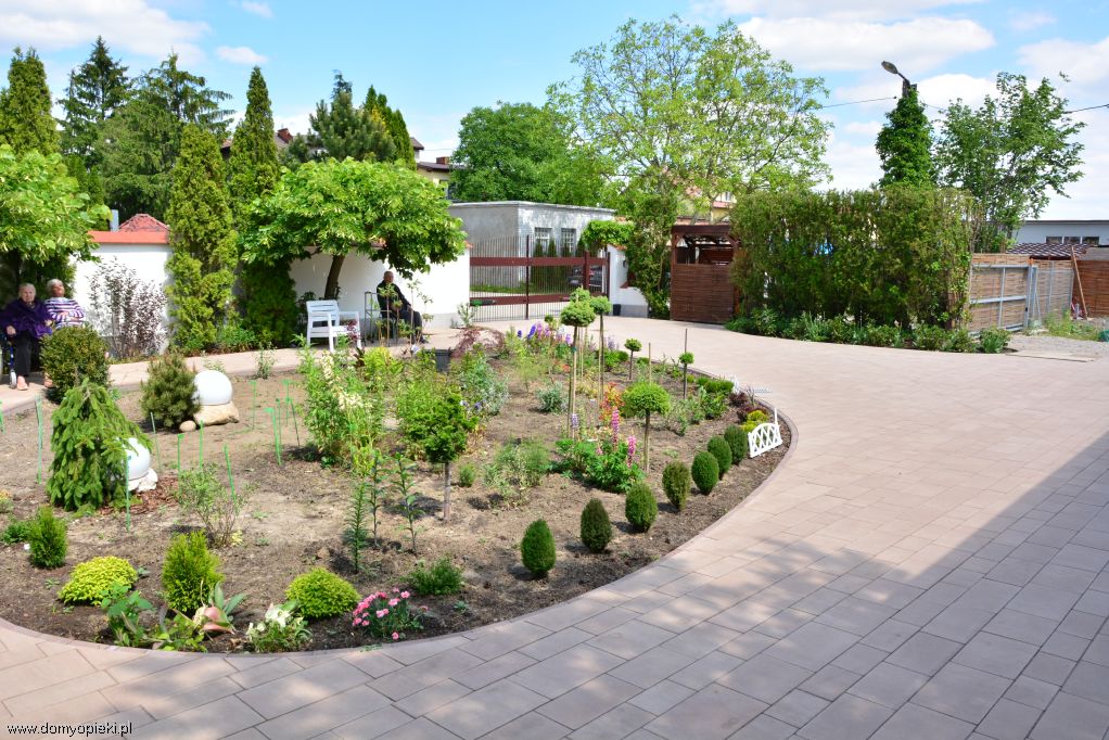 MIeszkańcy Rodzinnego Domu Opieki w Starych Babicach mają do dyspozycji ogród