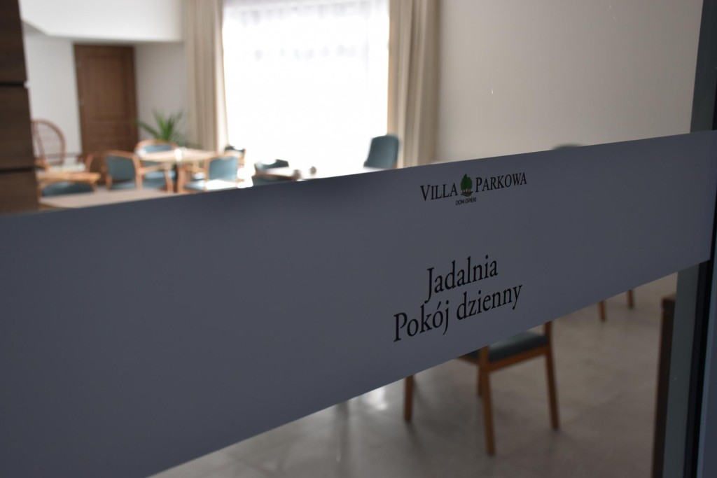 Dom Opieki „Villa Parkowa” w Rychwale dysponuje jadalnią, pokojem dziennym, a także kaplicą